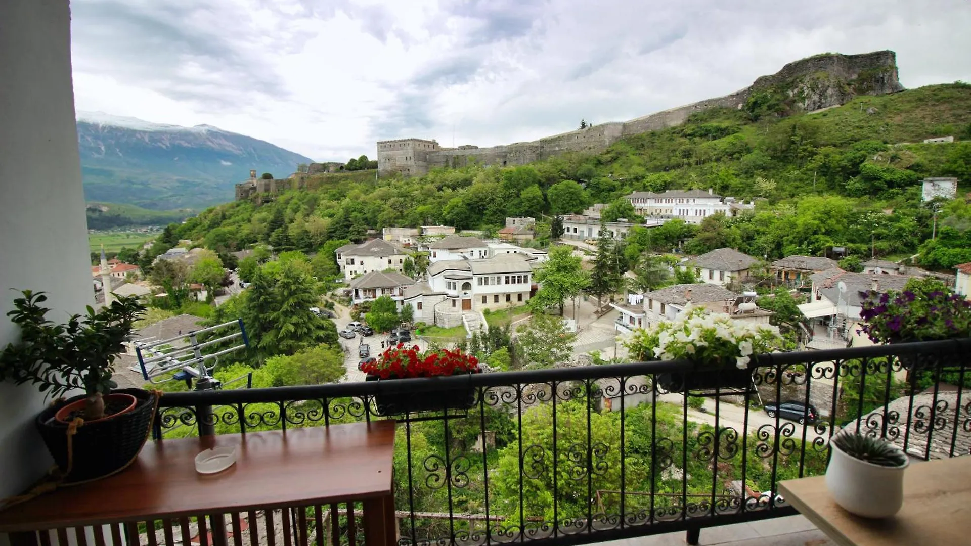 Emblematic House Apartment 1 Gjirokastër