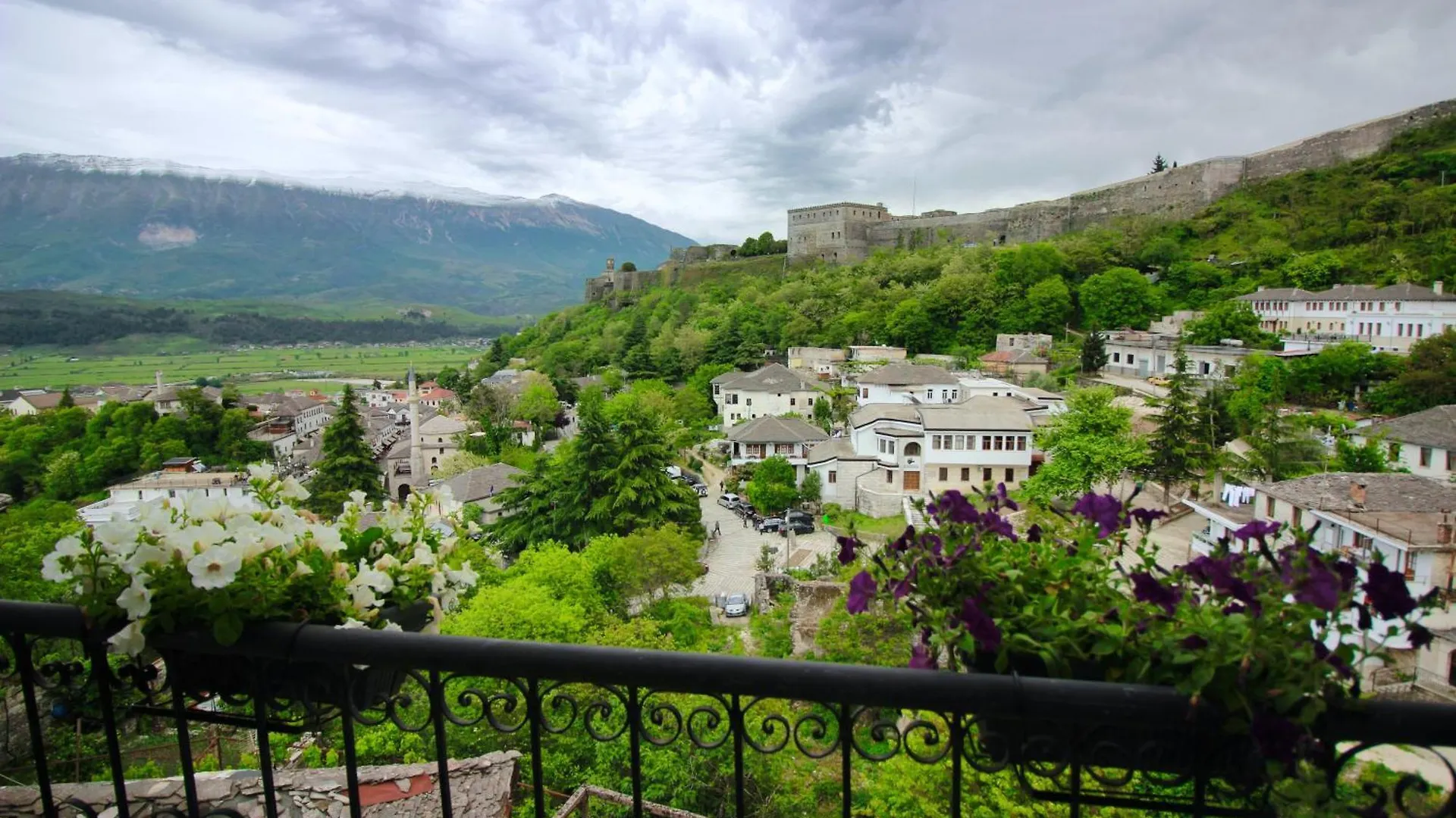 게스트하우스 Emblematic House Apartment 1 Gjirokastër
